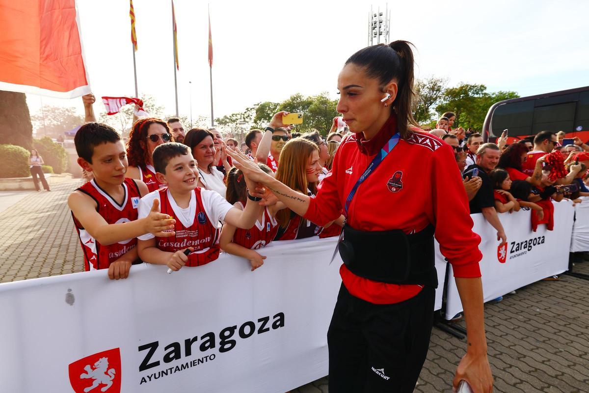 Mariona Ortiz, saludando a la afición en un recibimiento