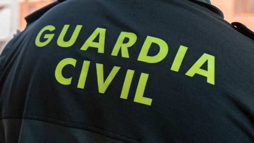 He threatened his neighbor in Tenerife with a simulated revolver