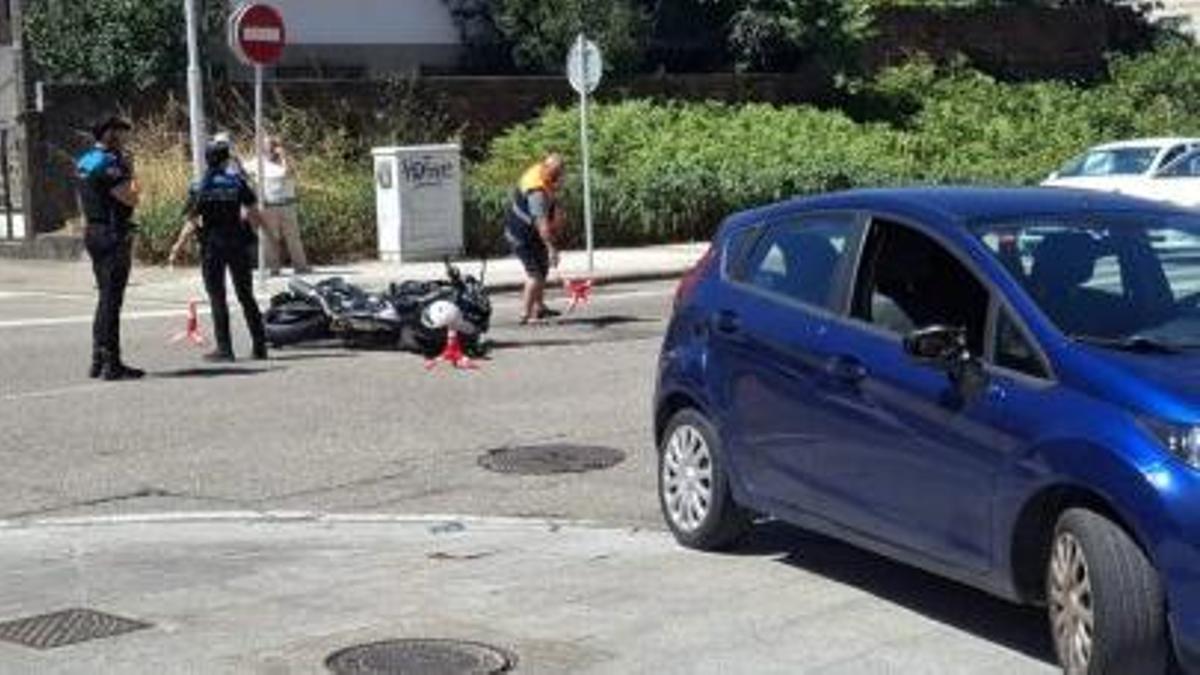 La moto y el coche implicados.