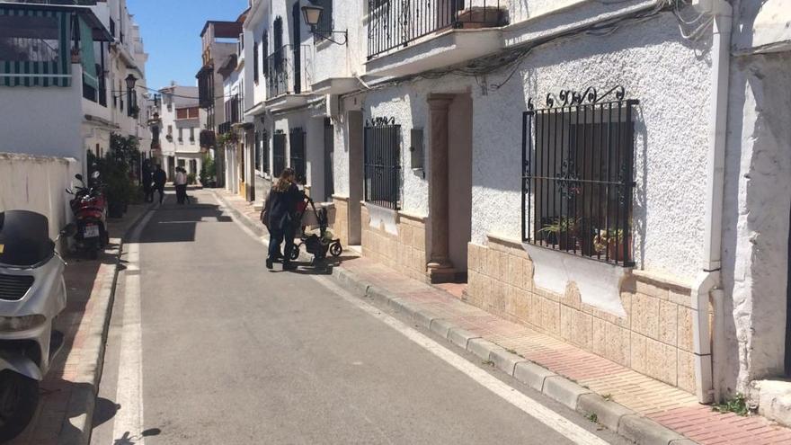 Vecinos de la calle Postigo pasan por delante del inmueble frecuentado de forma irregular.