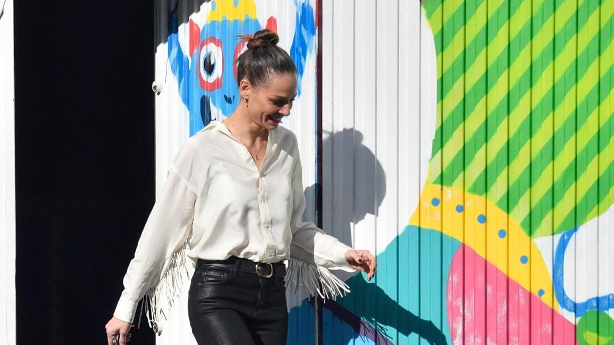 Eva Gozález con camisa de flecos