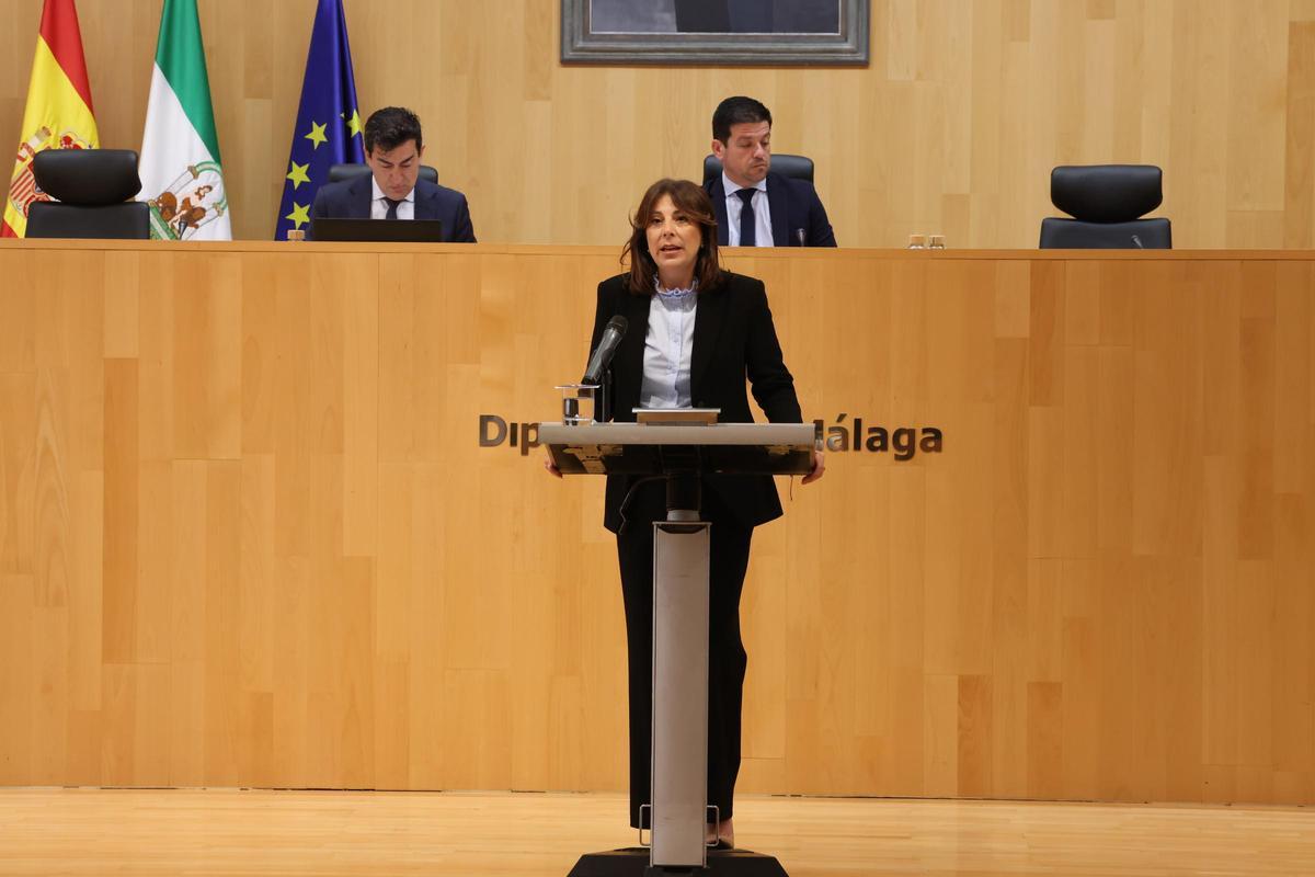 La alcaldesa de Ronda, Mari Paz Fernández, en el Pleno de la Diputación.