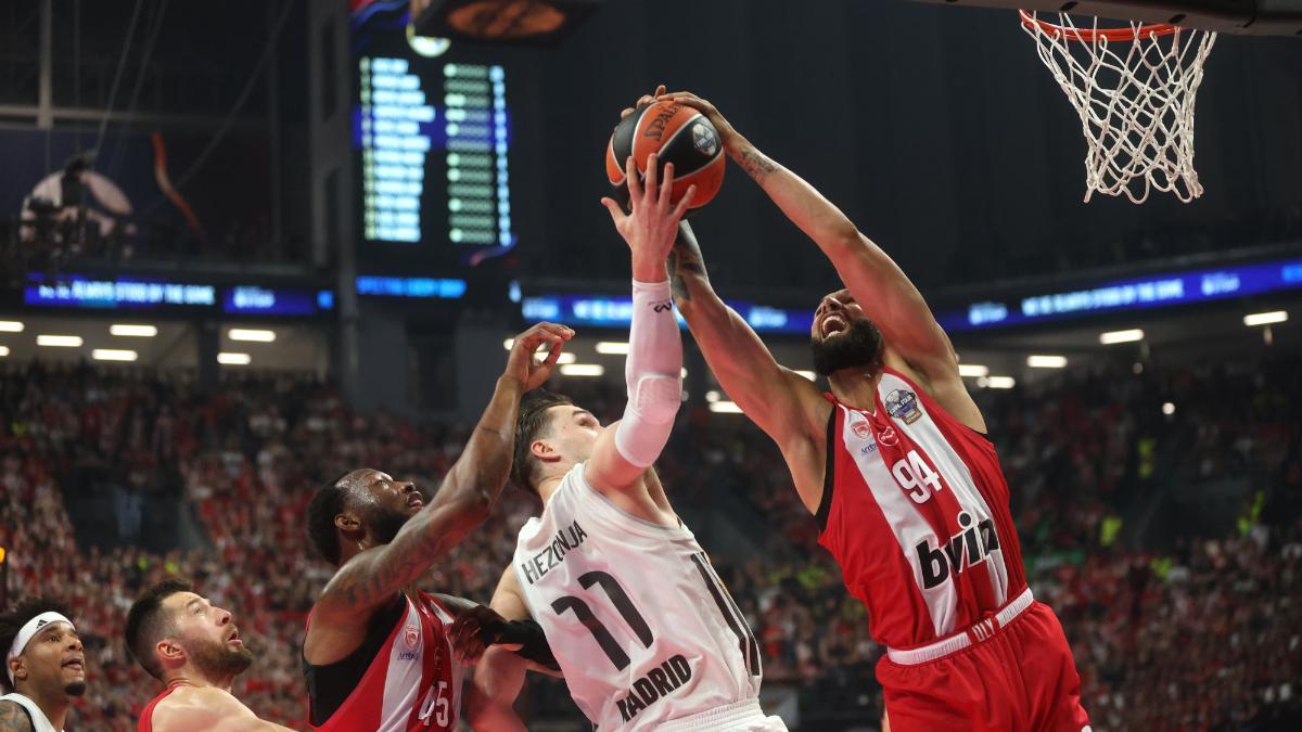Hezonja y Fournier luchan por un rebote