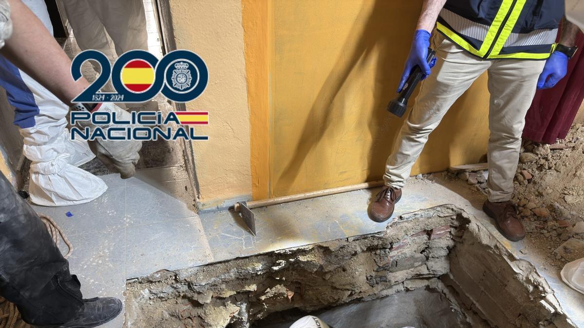 Imagen de los trabajos de excavación de la Policía para localizar el cadáver dentro de la casa.