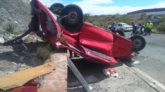 Un vehículo se precipita por una ladera hasta caer destrozado en la vía