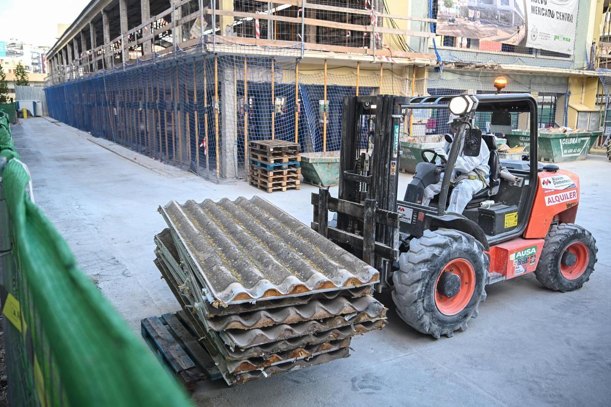 Operarios especializados trabajan en la retirada de amianto del Mercado Central de Elche Operarios especializados trabajan en la retirada de amianto del Mercado Central de Elche