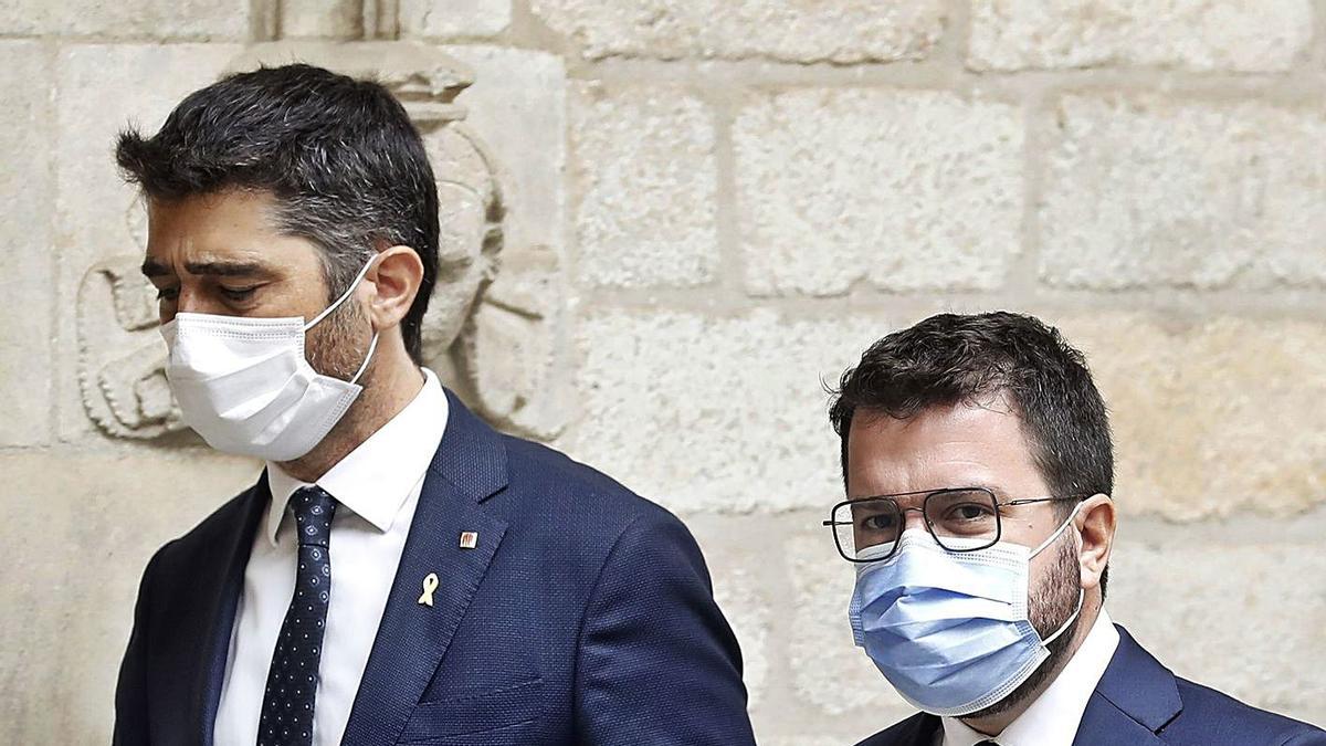 Jordi Puigneró i Pere Aragonès,  ahir al matí al Palau de la Generalitat.  | ANDREU DALMAU/EFE