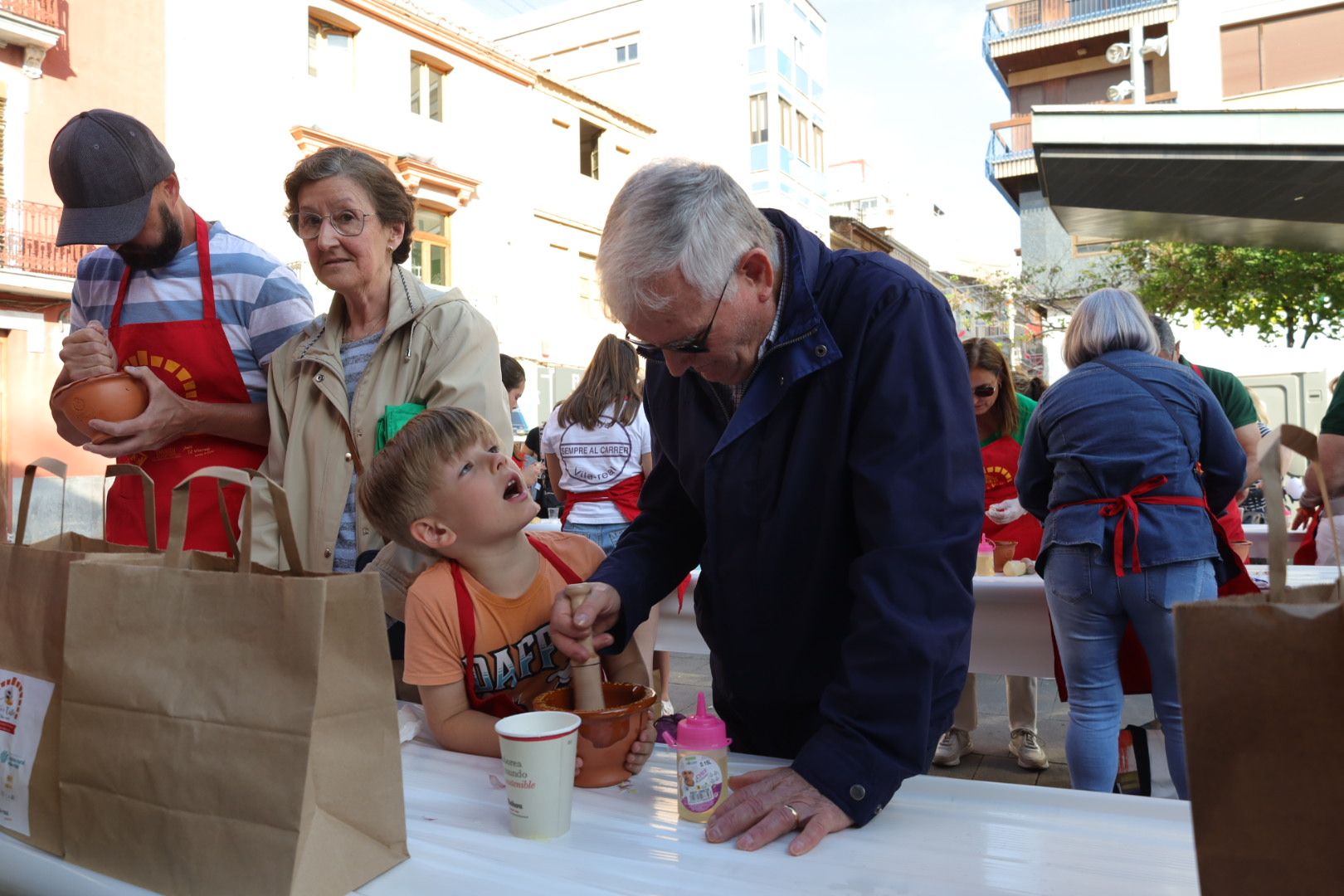 FOTOGALERÍA I Las imágenes de la Nit de la Xulla y del encuentro de elaboración de allioli de las fiestas de Vila-real