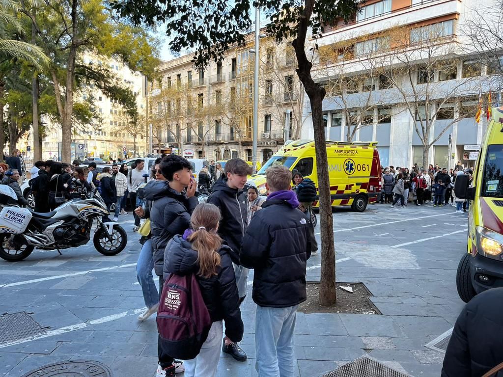 Una joven de 23 años muere en Palma al degollarse en el Müller de Plaza de España