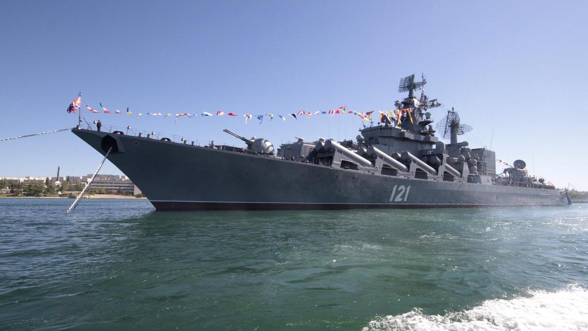 El buque de guerra Moskvá, en el puerto de Sebastopol de Crimea, en una imagen de archivo.
