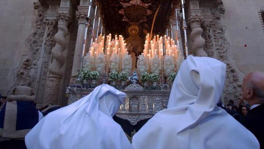 Gran ambiente en la Basílica de Santa María de Alicante por la procesión del Cristo del Mar