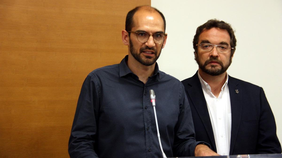 El teniente de alcalde Sabadell Maties Serracant presentando este martes su dimisión &quot;temporal&quot; junto con el alcalde de Sabadell, Juli Fernàndez.