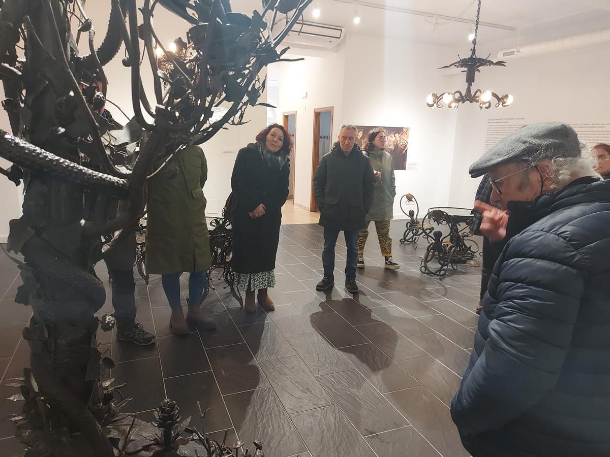 En imágenes: La primera visita guiada al "Universo Herminio", un éxito en La Caridad