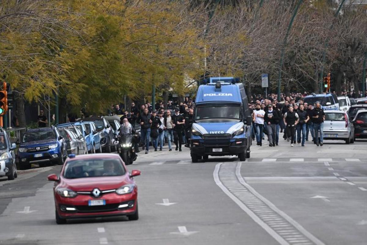 Las imágenes más impactantes de la brutal batalla campal en el centro de Nápoles