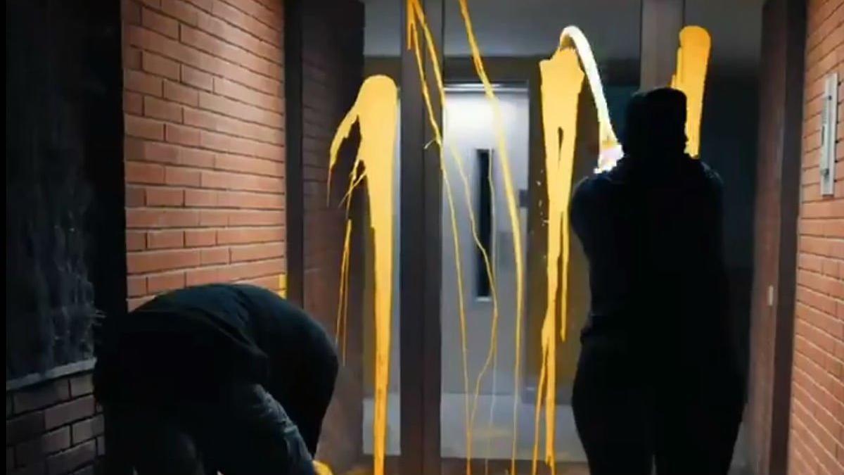 Dos miembros de Arran lanzan pintura amarilla en la vivienda de Llarena.