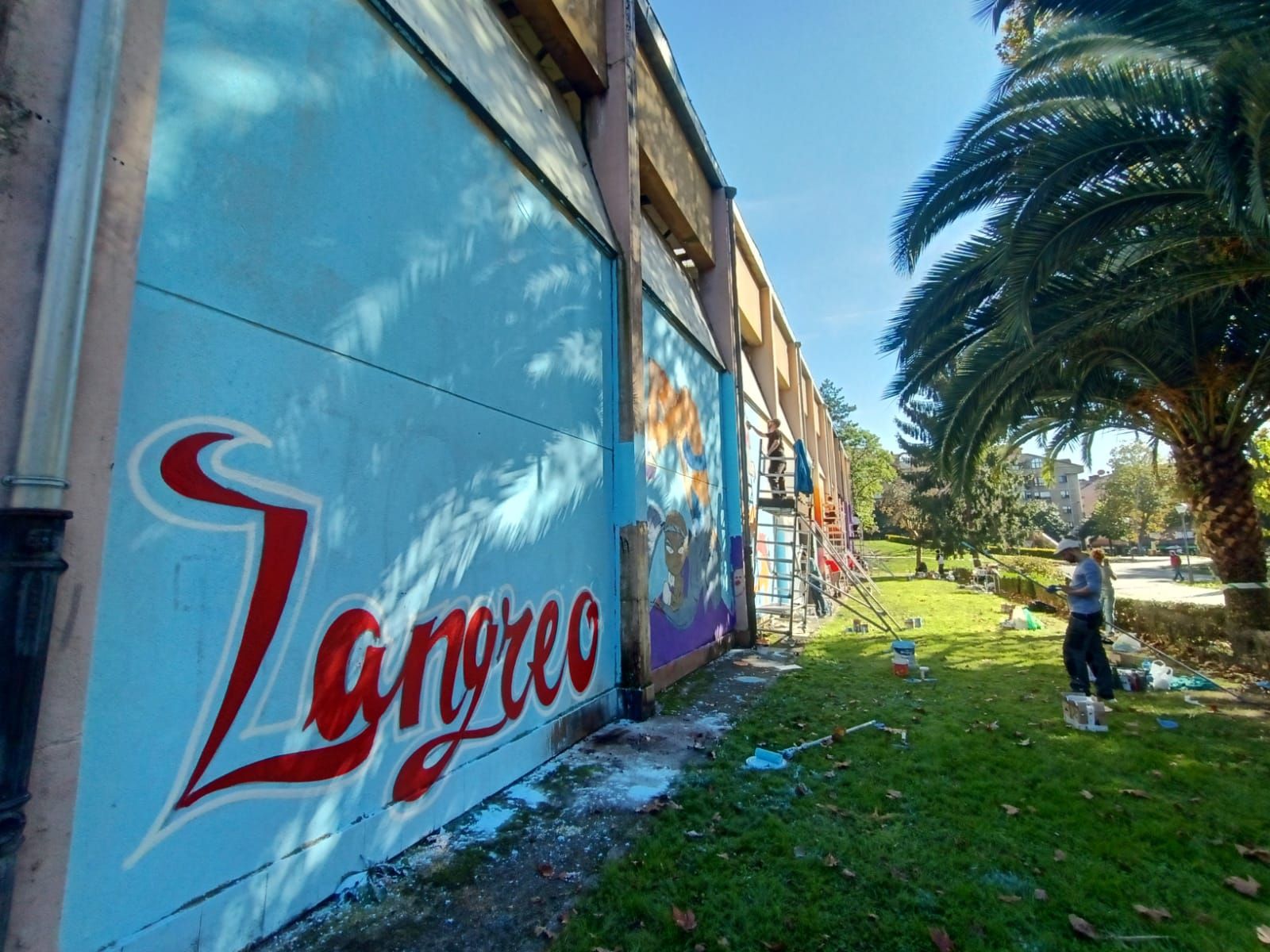 Diecinueve grafiteros se unen para lucir el polideportivo de La Felguera