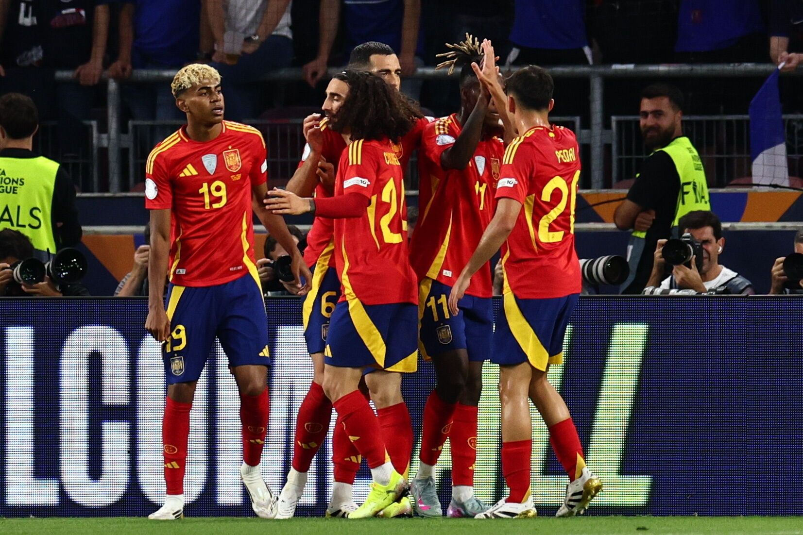 Stuttgart (Germany), 05/06/2025.- Players of Spain celebrate scoring the 1-0 goal during the UEFA Nations League semi-final soccer match between Spain and France, in Stuttgart, Germany, 05 June 2025. (Francia, Alemania, España) EFE/EPA/ANNA SZILAGYI