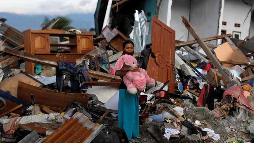 Cinc mil persones romanen desaparegudes després dels sismes i el tsunami a Indonèsia