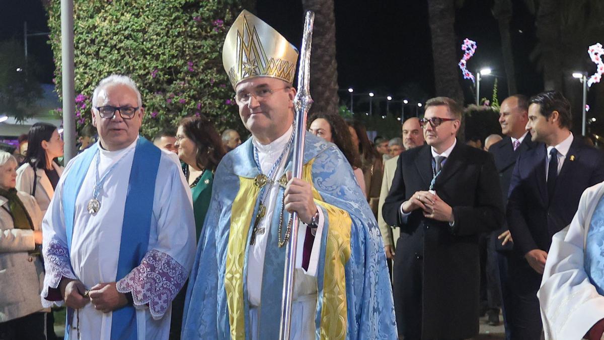José Ignacio Munilla, obispo de Orihuela-Alicante, presidió la procesión de La Purísima en Torrevieja