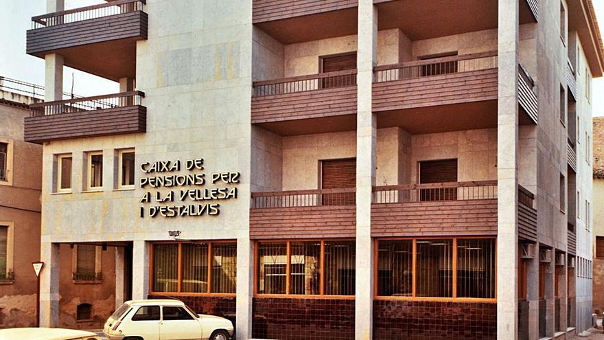 L’oficina, ubicada al carrer Mestre Blanch del municipi, l’any 1975. | CAIXABANK