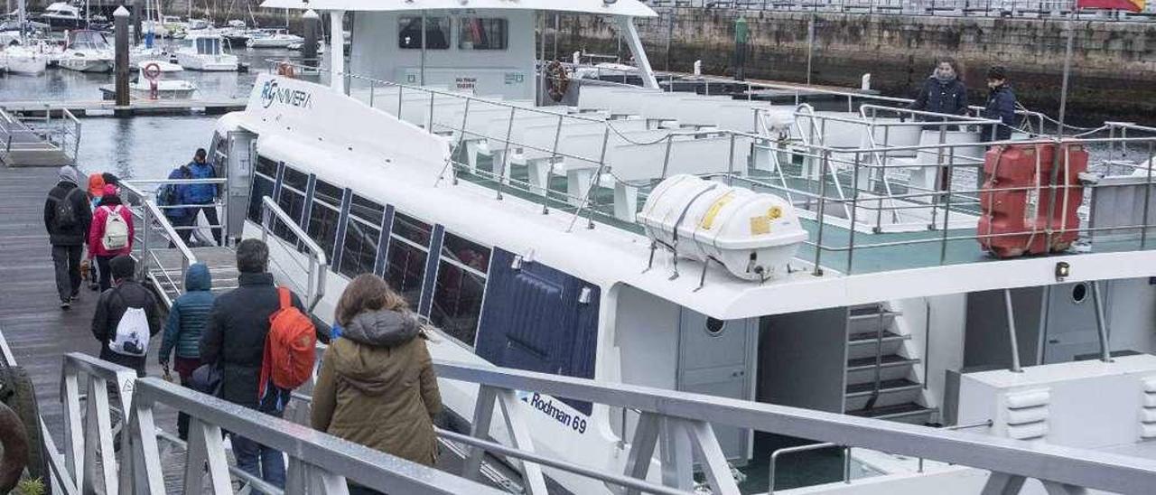 Pasajeros se dirigen al barco de Cíes la pasada Semana Santa. // Cristina Graña