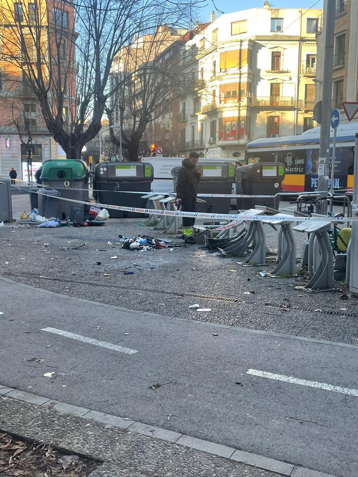 Les fotos de l'accident d'una furgoneta contra una estació de Girocleta