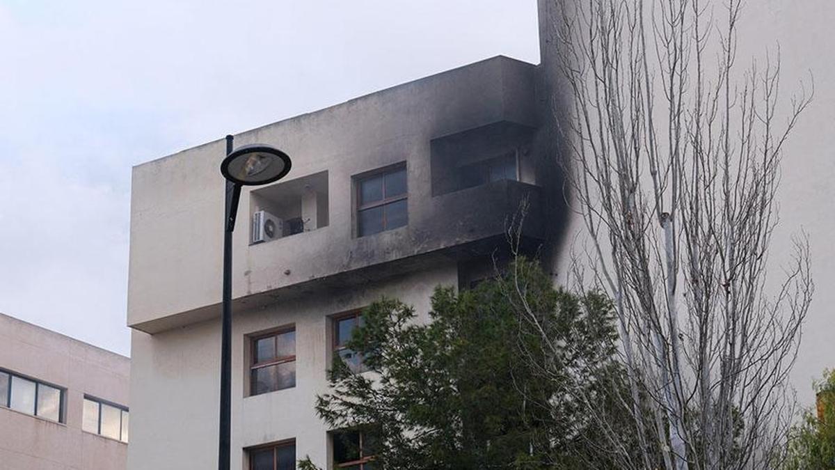 El incendio afectó a dos pisos de la antigua sede de los juzgados en Ibiza.