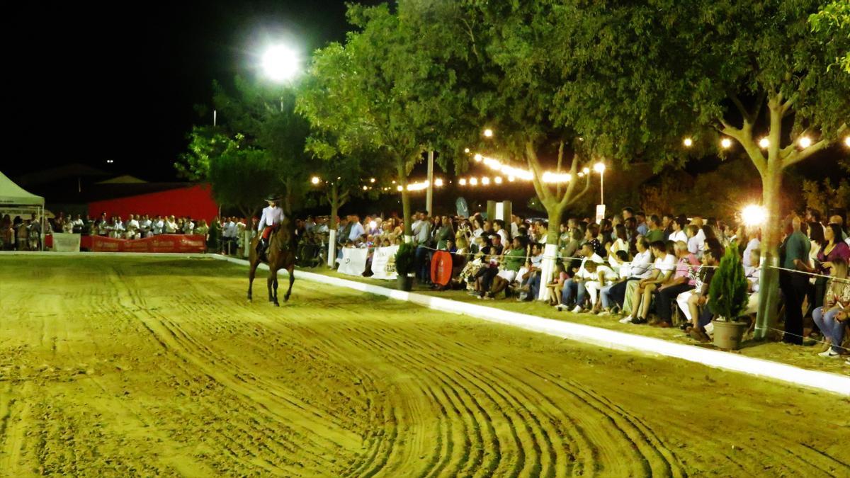 Ambiente durante la velada de doma a la vaquera de Monesterio.