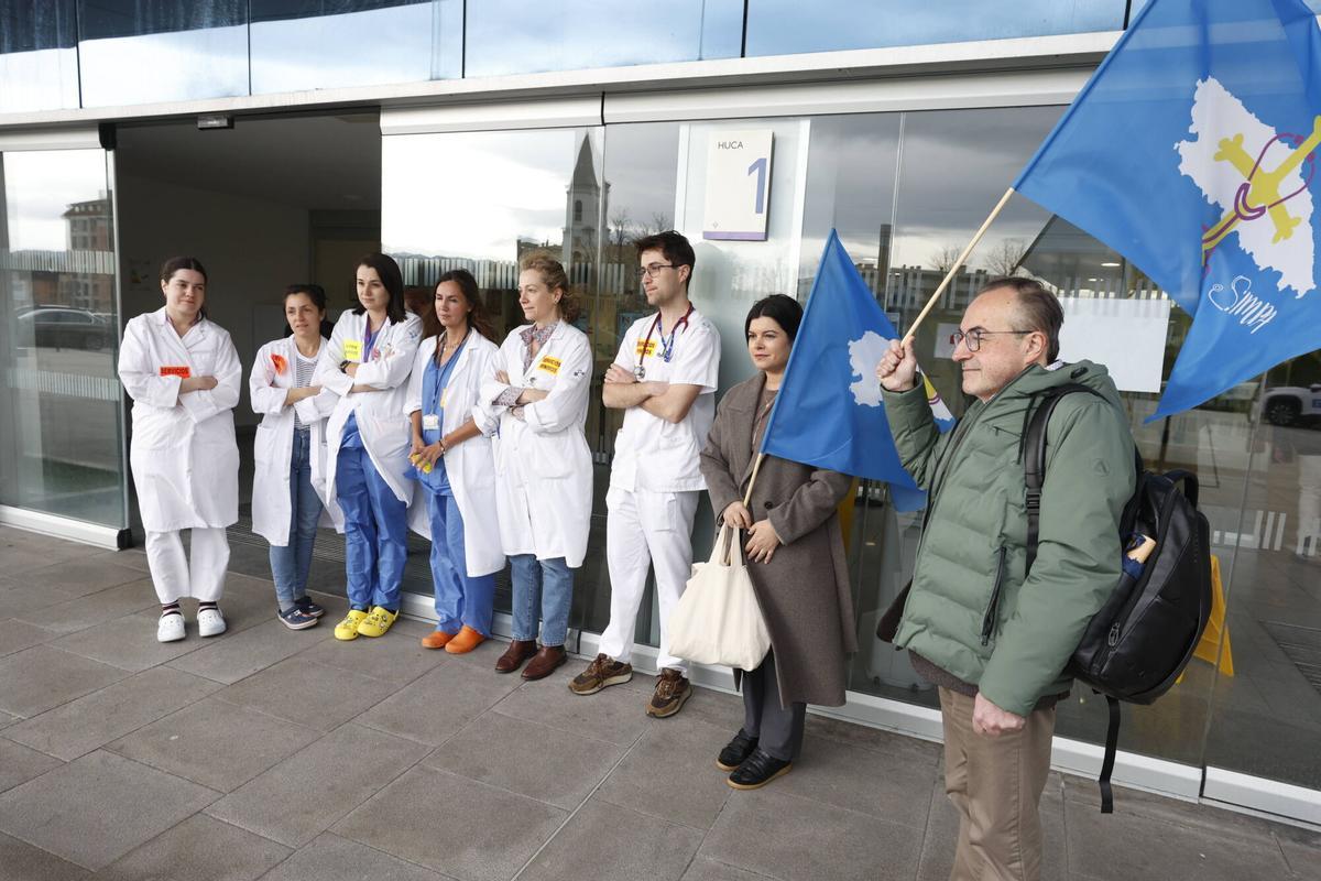 IMÁGENES: Concentraciones en Oviedo y Gijón en el segundo día de huelga médica