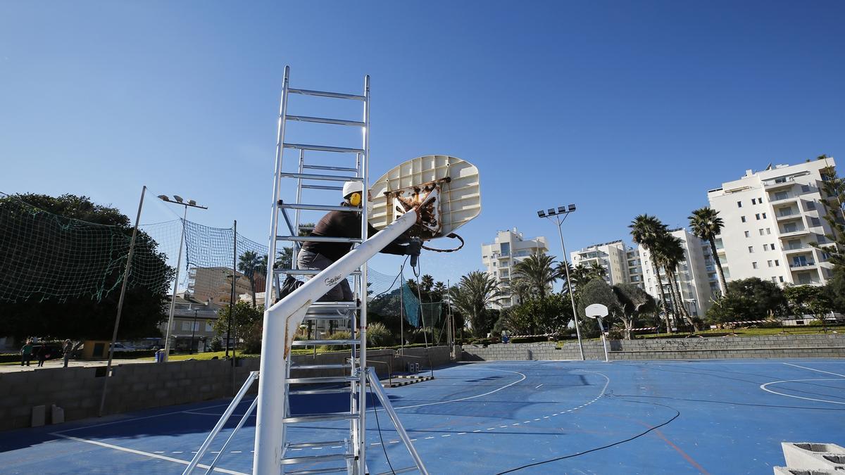 Trabajos de reparación de la pista polideportiva