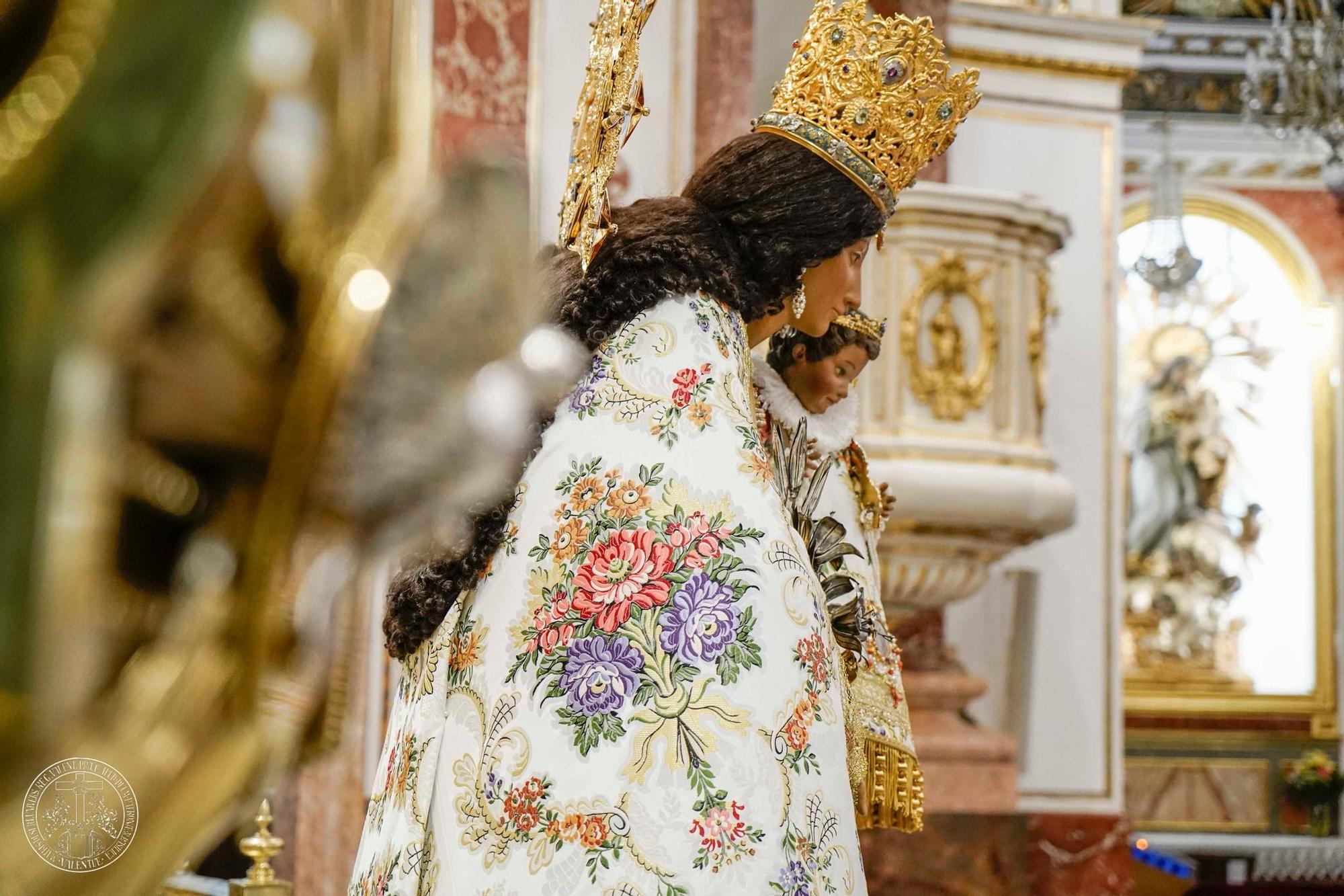 Así es el manto de la Virgen en el Besamanos, regalado por la falla Telefónica