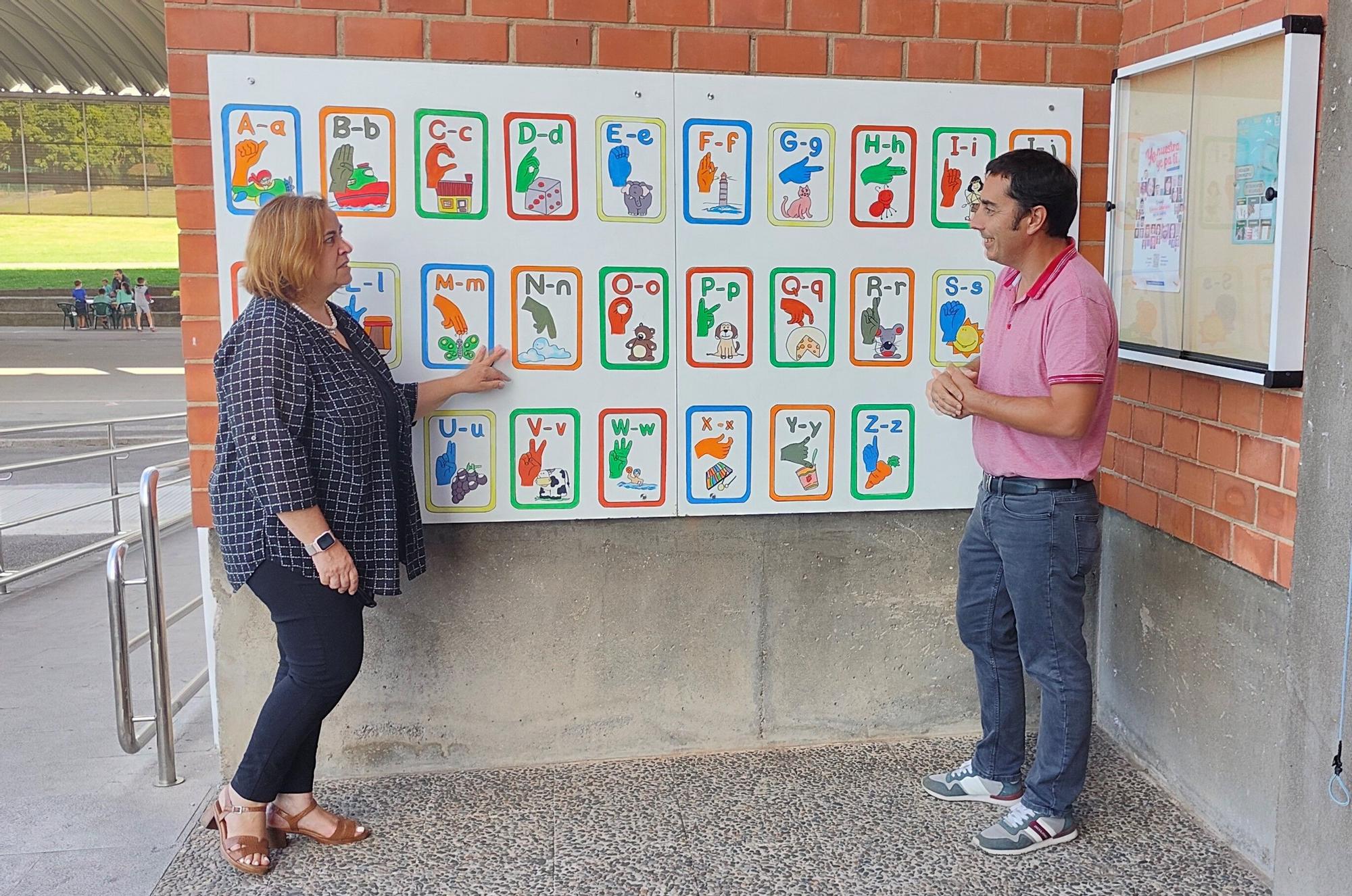 Lenguaje de signos en Posada, Lugo y San Cucao: así son los murales con abecedarios que ya lucen en los tres colegios públicos de Llanera