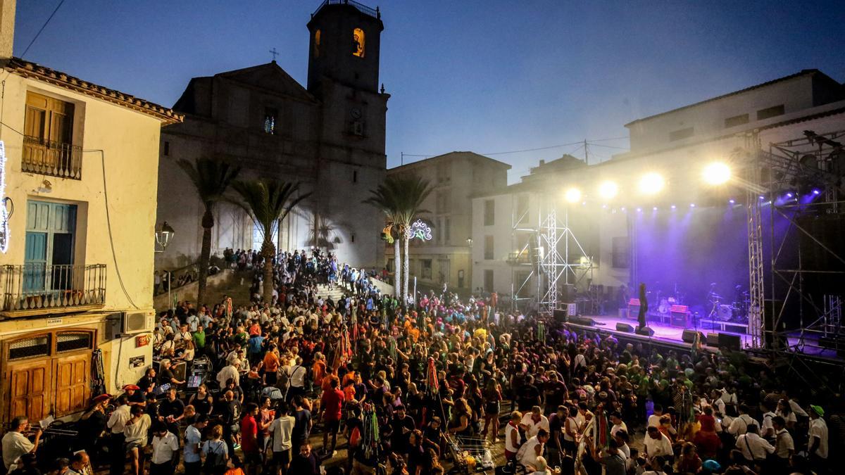 Un momento de la «entrà de penyes» de la última edición de las fiestas que fue en 2019.