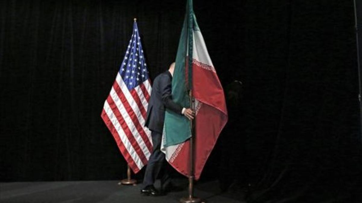 Las banderas estadounidense e iraní, en la sala de reuniones de Viena, este martes.