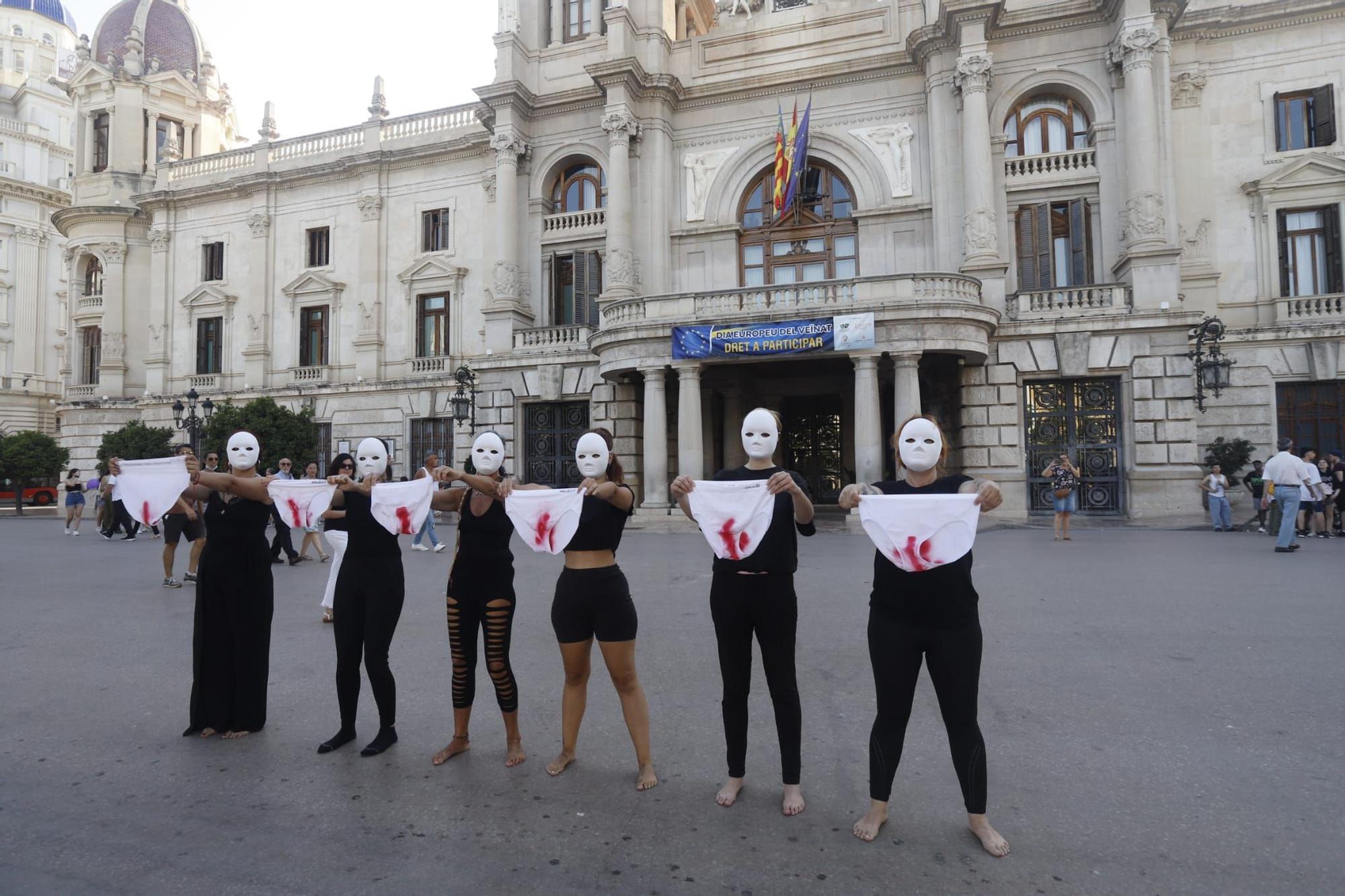 Performance en València para reivindicar la bajada del IVA de las compresas