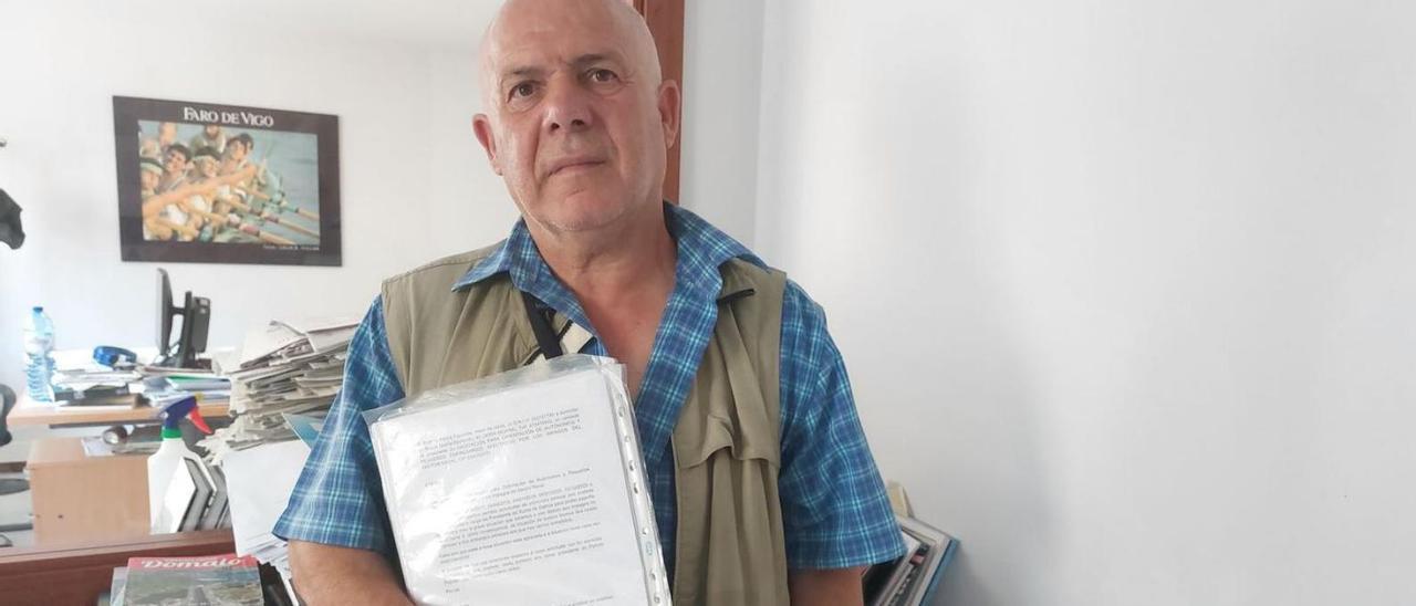 Balbino Barcia, ayer, con los papeles de sus peticiones de entrevista en la mano.