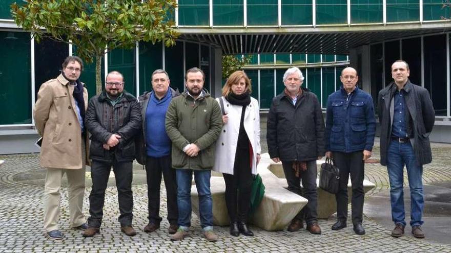 Jiménez, Gago, Pereiro, Cuiña, Pena, Pousa, Videla y Baamonde, en la plaza consistorial lalinense.