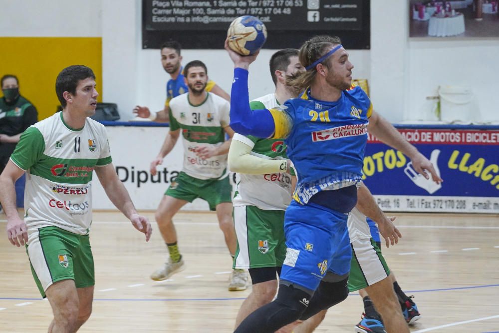 Empat en el derbi gironí d''handbol.