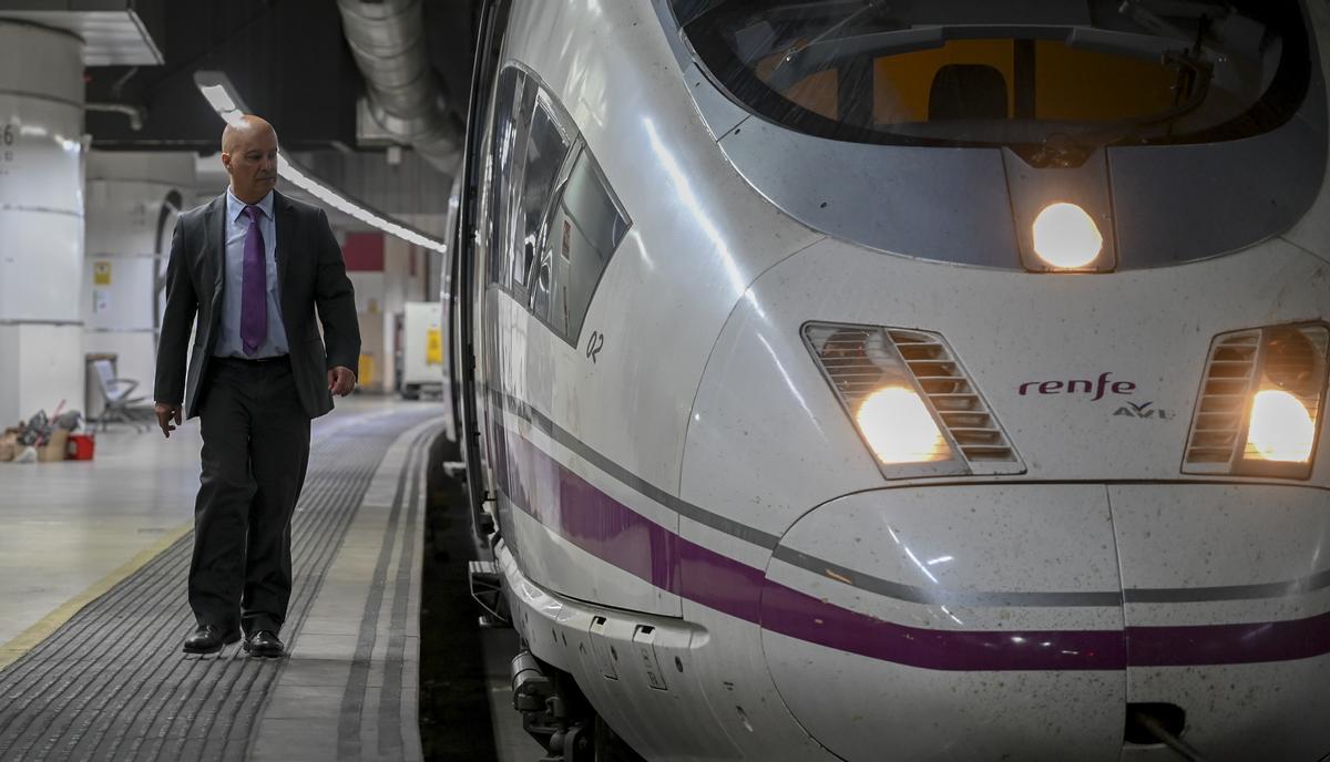 Manel Barot, con el AVE que este sábado le tocaba comandar con destino a Madrid desde Sants