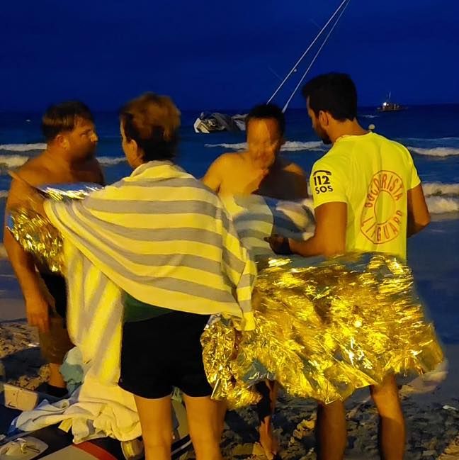 Segelboot am Strand von Cala Millor gekentert