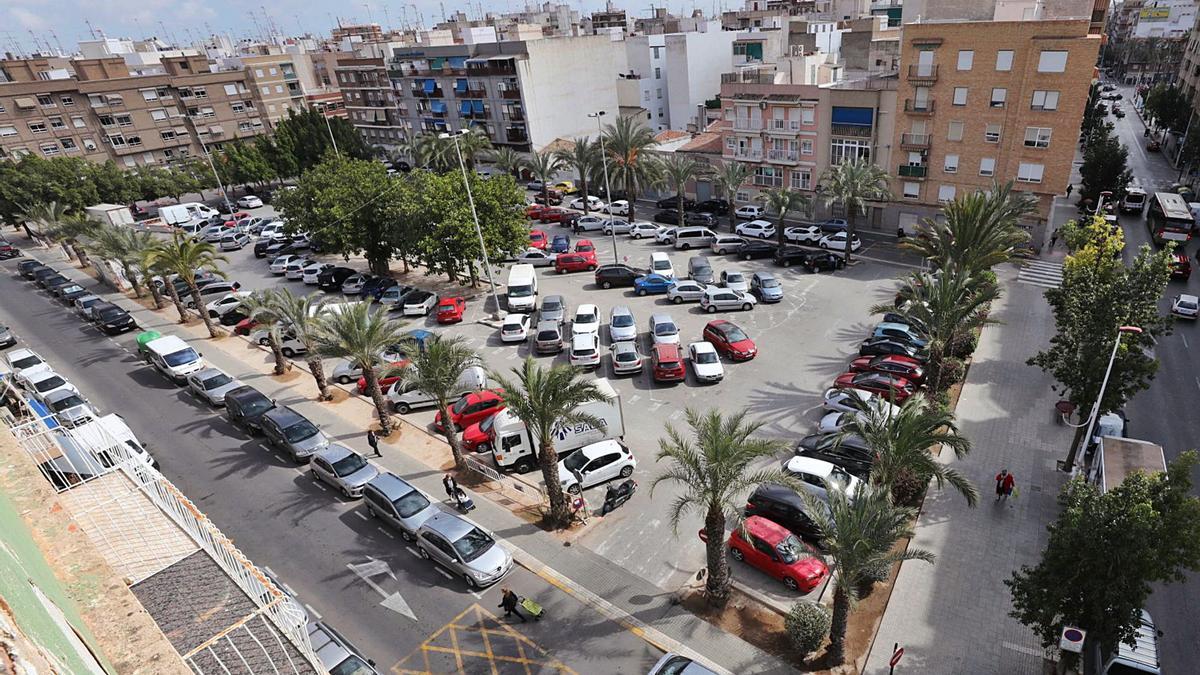 Vista del solar de Carrús donde el Ayuntamiento de Elche quiere que se edifique el Palacio de Congresos de la Diputación.