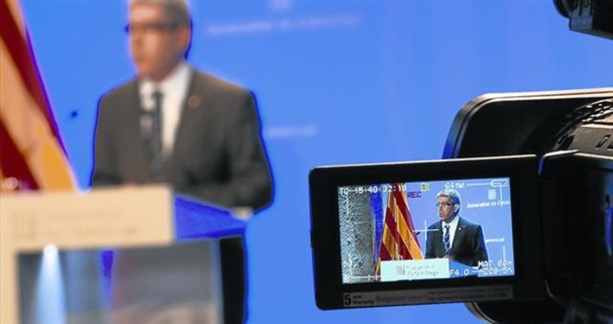 El conseller de Presidència i portaveu del Govern, Francesc Homs, durant la seva compareixença d’ahir després de la reunió del Govern. El conseller de Presidència i portaveu del Govern, Francesc Homs, durant la seva compareixença d’ahir després de la reunió del Govern.
