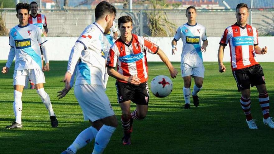 Los dos goleadores en A Illa, Julio Rey y Javi Pazos, han sido citados por Galicia para un amistoso. // I.A.