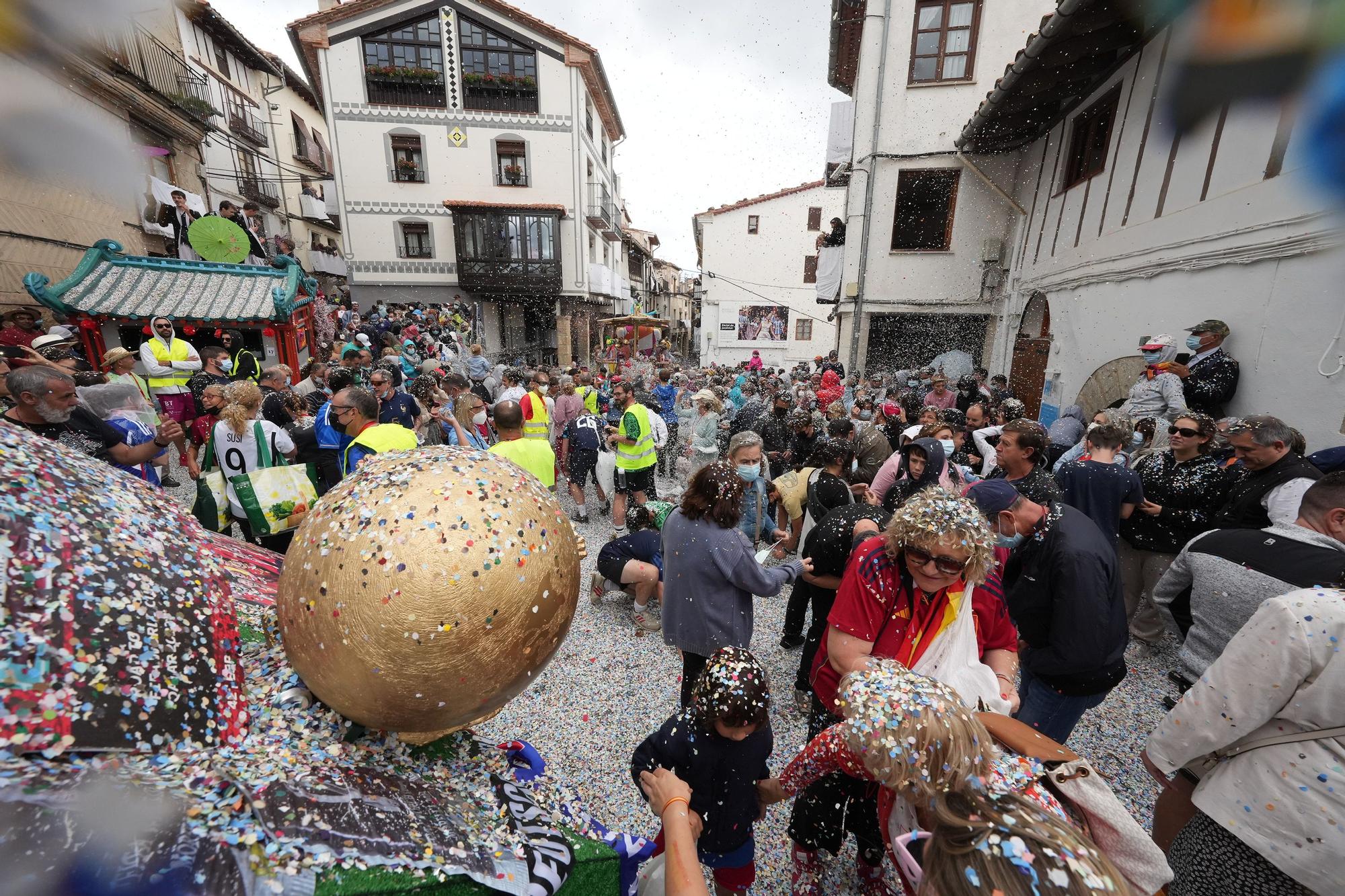 Búscate en el desfile de carrozas y disfraces de l'Anunci de Morella