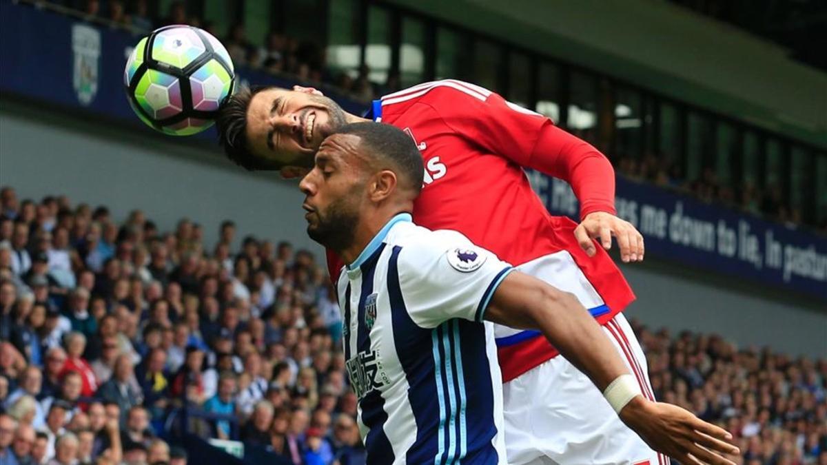 Antonio Barragán, en un espectacular salto ante un jugador del West Brom