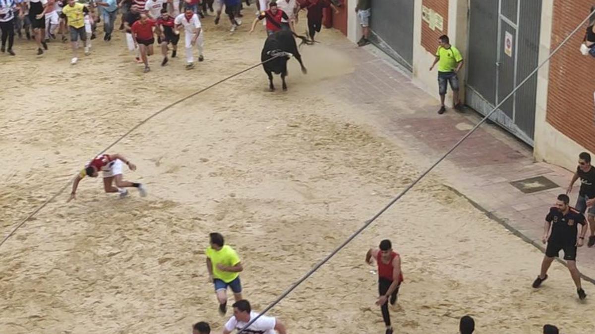 Un corredor en apuros a escasa distancia del Enmaromado en la salida.