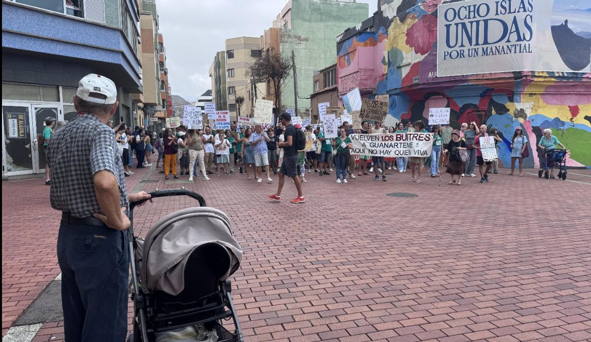 Los manifestantes a su paso por Las Canteras.