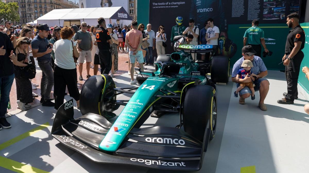 Réplica del Aston Martin de Fernando Alonso en el Fan Village
