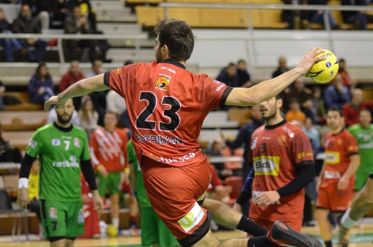 Marco Escribano, a punto de lanzar como jugador del Balonmano Huesca