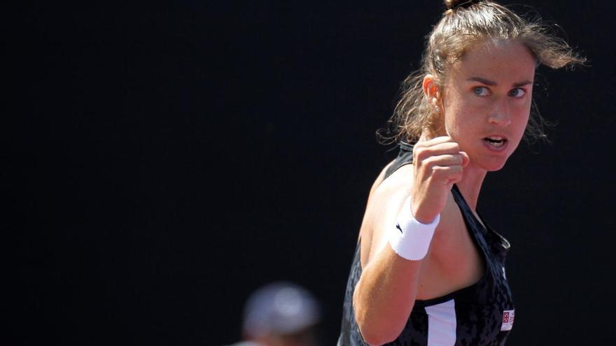 Polémica en Roland Garros: Sara Sorribes avanza en dobles tras el pelotazo de sus rivales a una recogepelotas